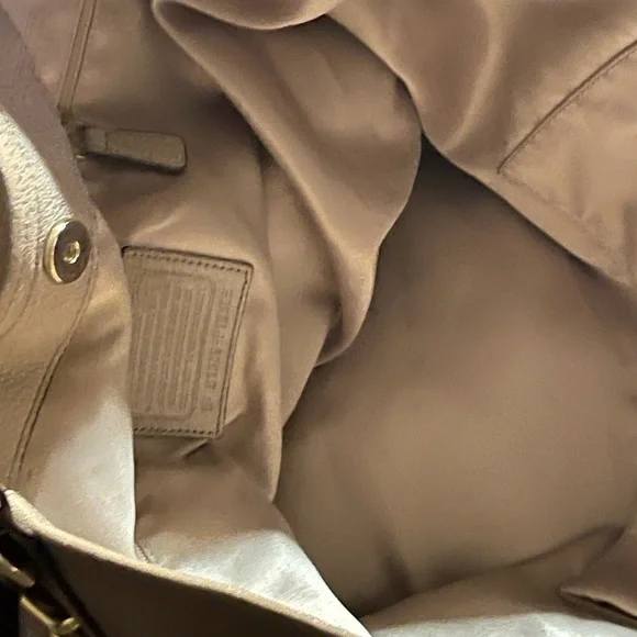 ✨ The Coach Kristin Tote: Effortless Style & Spacious Function - Picture 12 of 14